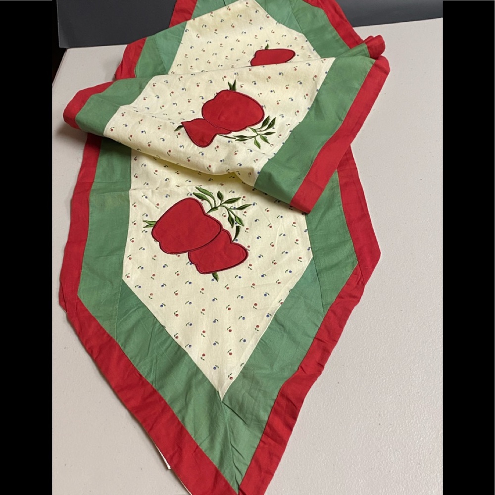 Home interiors & Gifts Table Runner Apples pattern